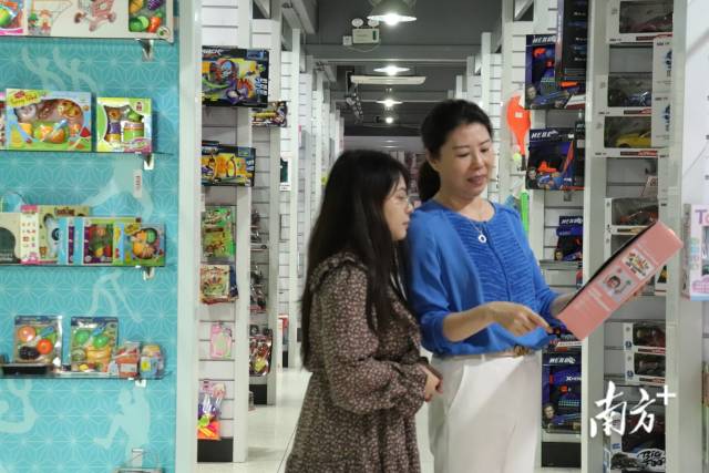 纪辉琳向记者介绍玩具产品